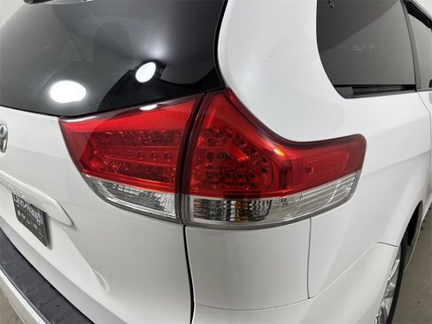 Used 2014 Toyota Sienna XLE image 18