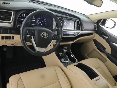 Used 2016 Toyota Highlander XLE image 16