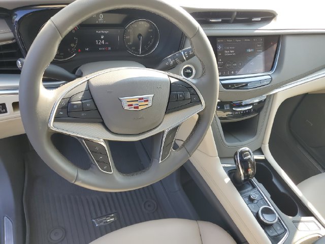 Certified 2020 Cadillac XT5 Premium Luxury w/ LPO, Floor Liner Package AWD/4WD image 17
