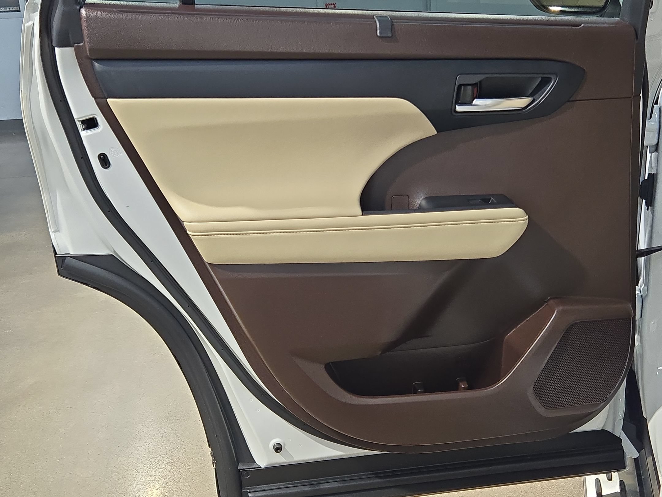 Used 2022 Toyota Highlander XLE FWD image 34