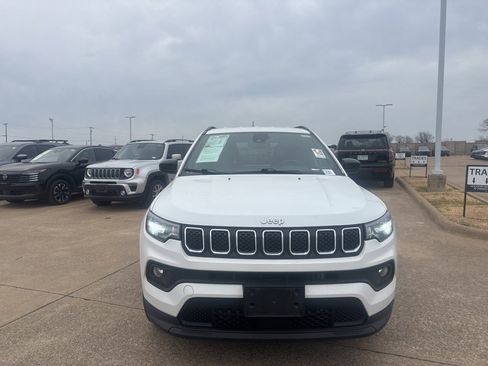 Used 2023 Jeep Compass Latitude image 3