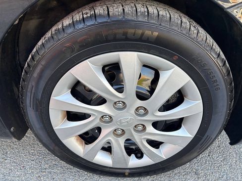 Used 2012 Hyundai Elantra GLS FWD image 14