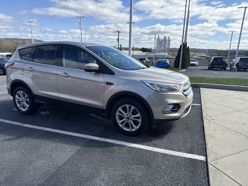Used 2017 Ford Escape SE image 2