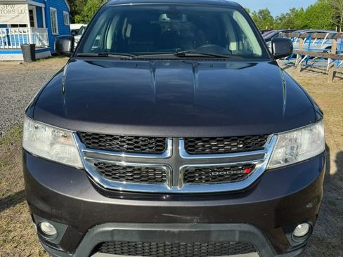 Used 2019 Dodge Journey SE FWD image 3
