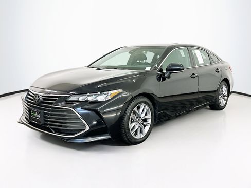Used 2019 Toyota Avalon XLE image 3