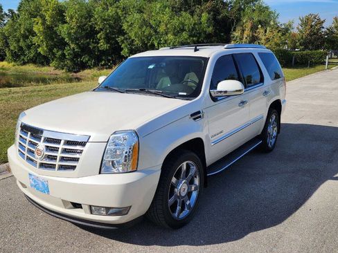 Used 2012 Cadillac Escalade Luxury image 2