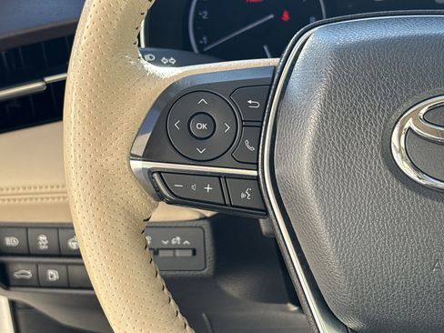 Used 2020 Toyota Avalon Limited image 19