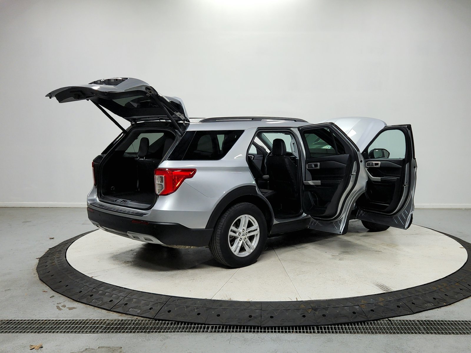 Used 2023 Ford Explorer XLT w/ Equipment Group 202A RWD image 16