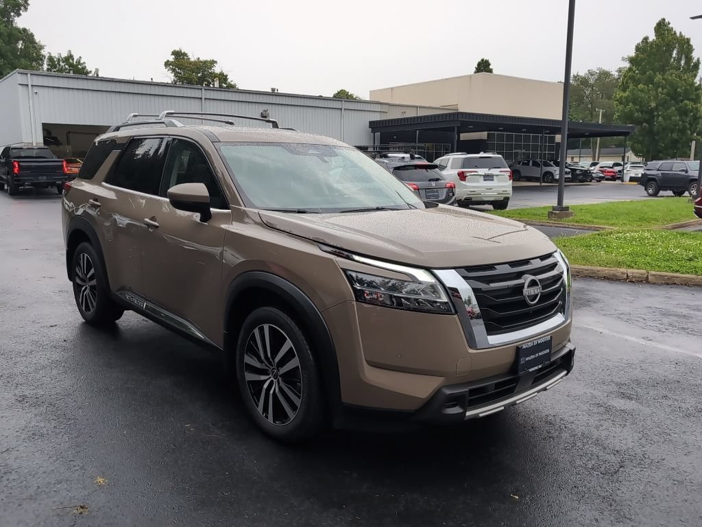 Used 2023 Nissan Pathfinder Platinum AWD/4WD image 2