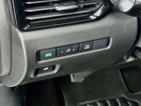 Used 2025 Nissan Sentra SV FWD image 17