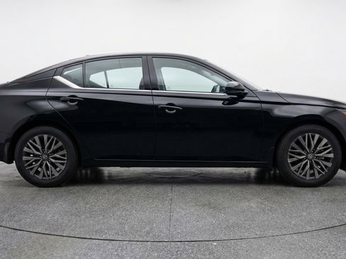 Used 2025 Nissan Altima 2.5 SV image 11