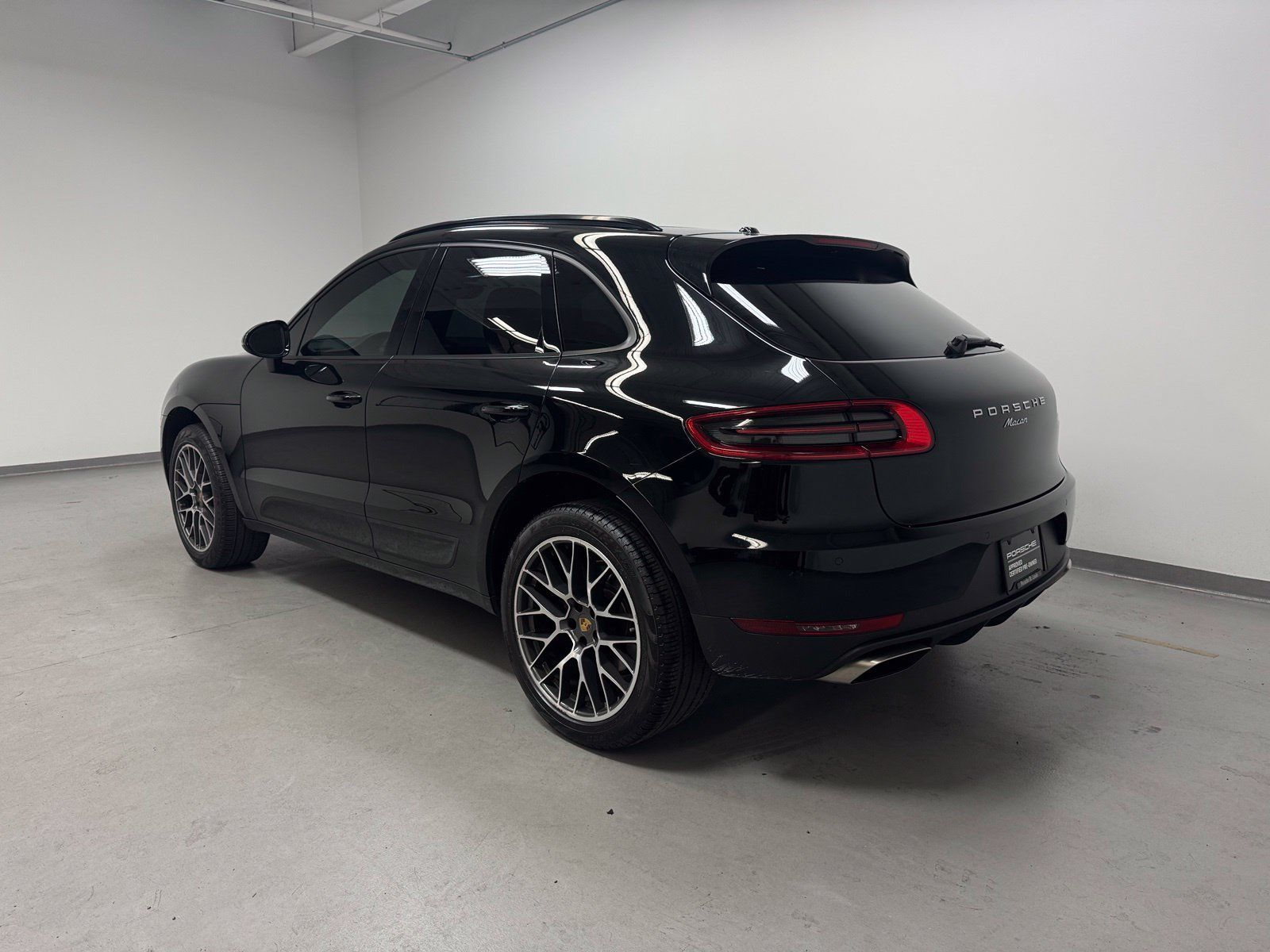 Certified 2018 Porsche Macan AWD/4WD image 3