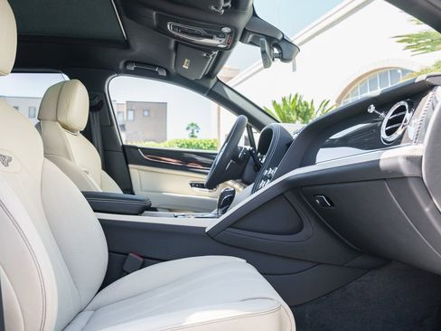 Used 2025 Bentley Bentayga Extended Wheelbase image 26
