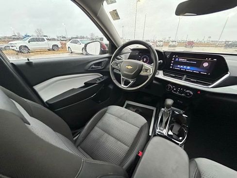 Used 2025 Chevrolet Trax LT w/ LT Convenience Package image 20