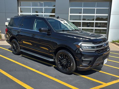 Used 2023 Ford Expedition XLT AWD/4WD image 2