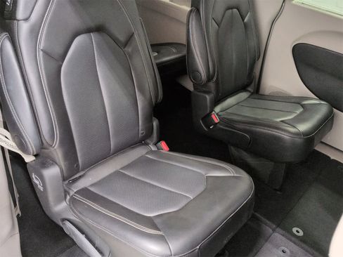 Certified 2024 Chrysler Pacifica Touring-L image 21