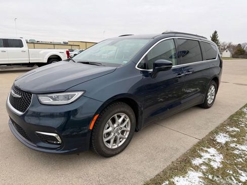 Used 2022 Chrysler Pacifica Touring-L image 3