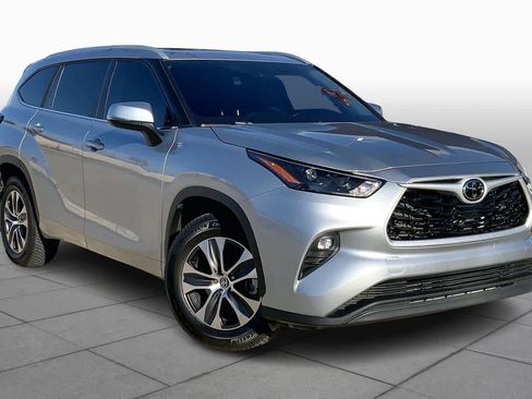 Used 2023 Toyota Highlander XLE image 2