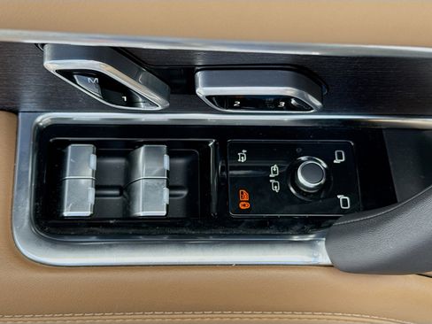 Used 2025 Land Rover Range Rover SE image 21
