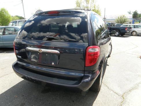Used 2007 Chrysler Town & Country w/ Popular Equipment Group I image 2