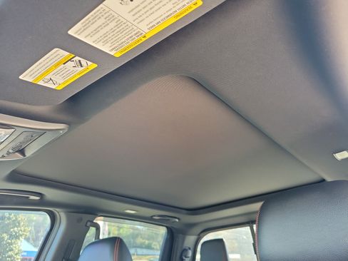 Used 2021 Nissan Titan PRO-4X w/ Pro-4x Convenience Package image 15