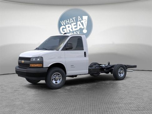 New 2025 Chevrolet Express 3500 image 2