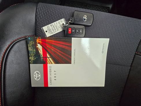 Used 2017 Toyota Camry SE w/ Moonroof Package FWD image 28