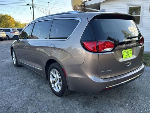 Used 2018 Chrysler Pacifica Touring-L Plus w/ Advanced Safetytec Group image 2