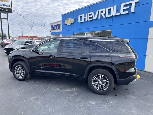Used 2025 Chevrolet Traverse LT image 5