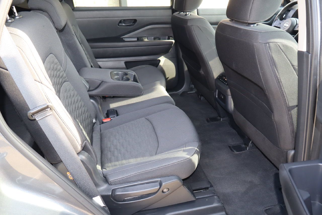 Used 2025 Nissan Pathfinder SV FWD image 18