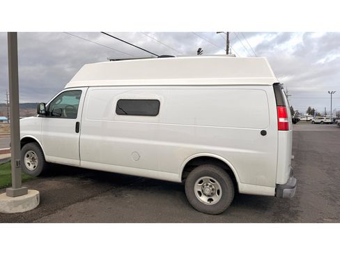 Used 2017 Chevrolet Express 2500 Extended RWD image 6