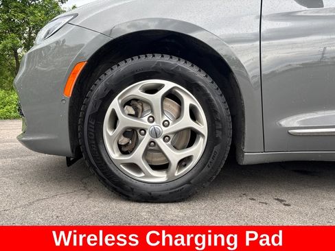 Used 2023 Chrysler Pacifica Limited AWD/4WD image 10