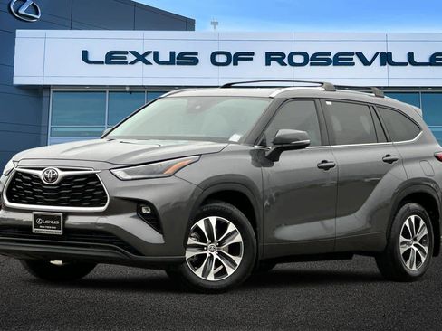 Used 2023 Toyota Highlander XLE image 1
