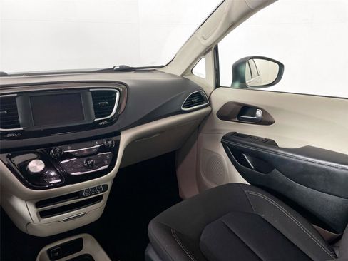 Used 2022 Chrysler Voyager LX image 23