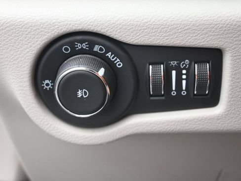 Used 2023 Chrysler Pacifica Touring-L FWD image 21