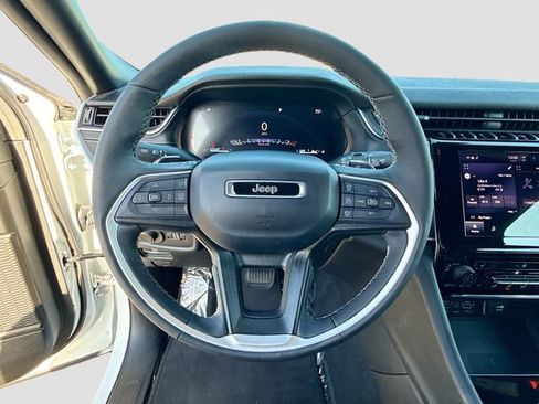 Used 2024 Jeep Grand Cherokee Laredo w/ Luxury Tech Group I RWD image 11