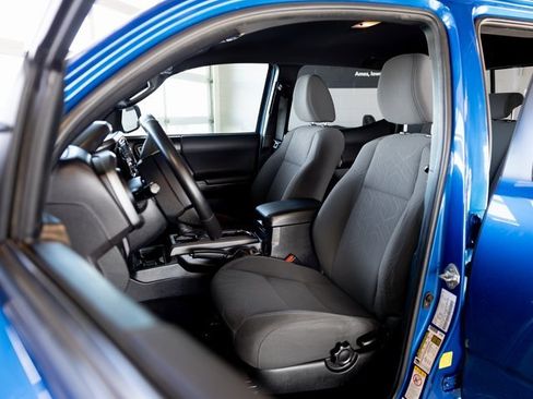 Used 2018 Toyota Tacoma TRD Sport image 9