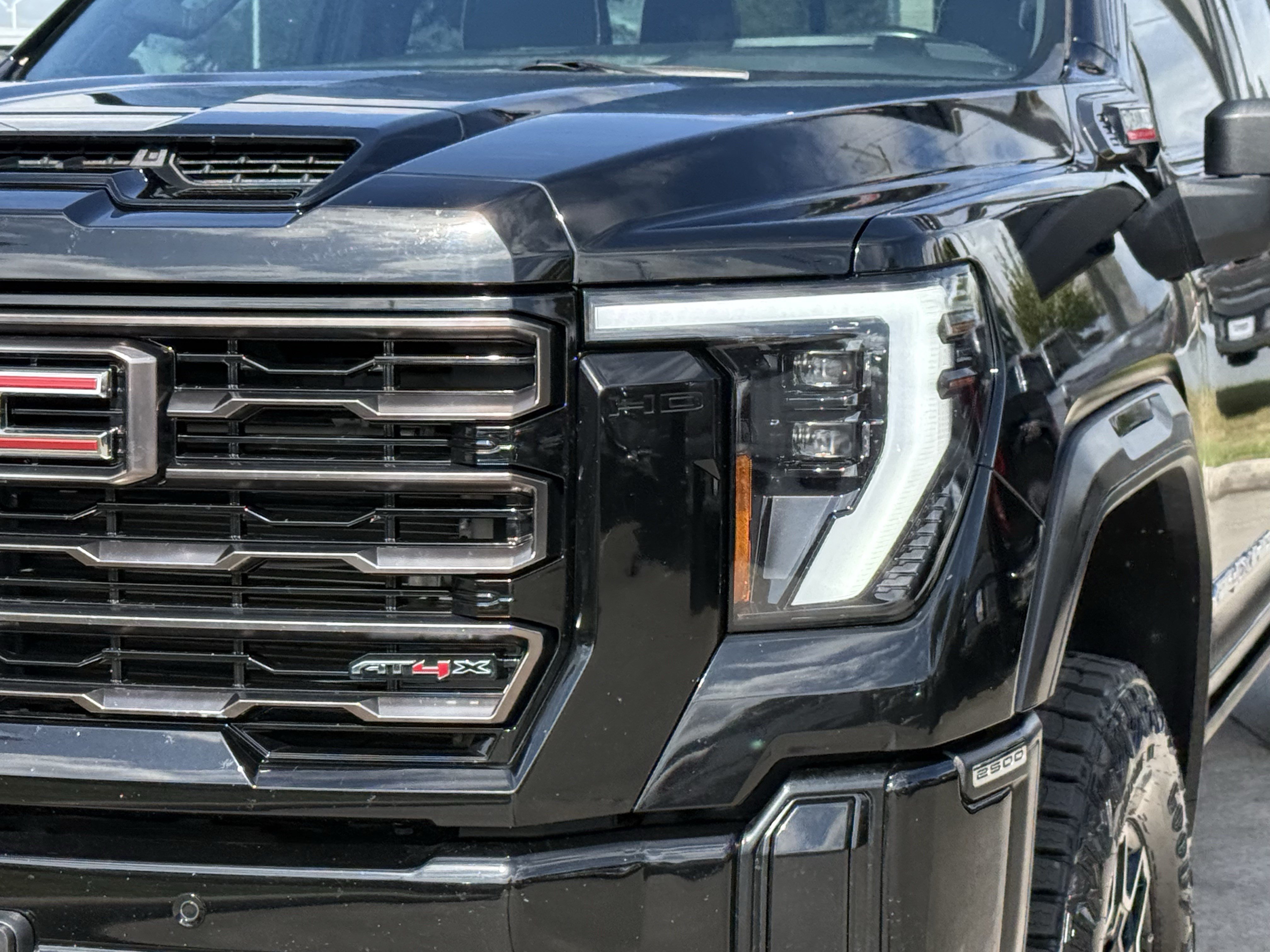 Used 2025 GMC Sierra 2500 AT4X AWD/4WD image 10