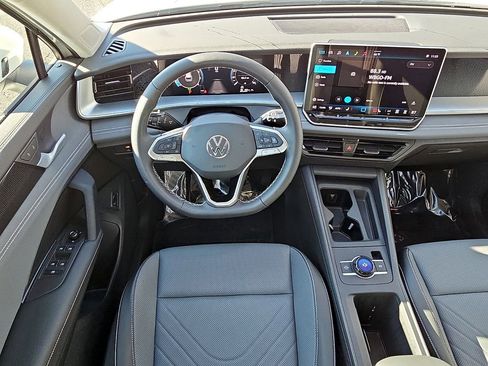 Certified 2025 Volkswagen Tiguan SE image 11