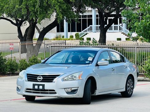Used 2013 Nissan Altima 2.5 S FWD image 3