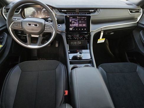 New 2025 Jeep Grand Cherokee Laredo image 5