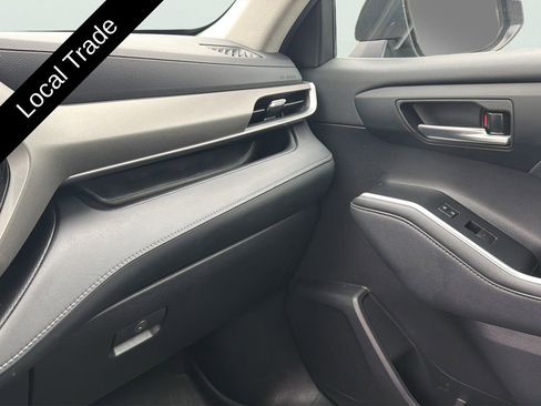 Used 2021 Toyota Highlander XLE FWD image 25