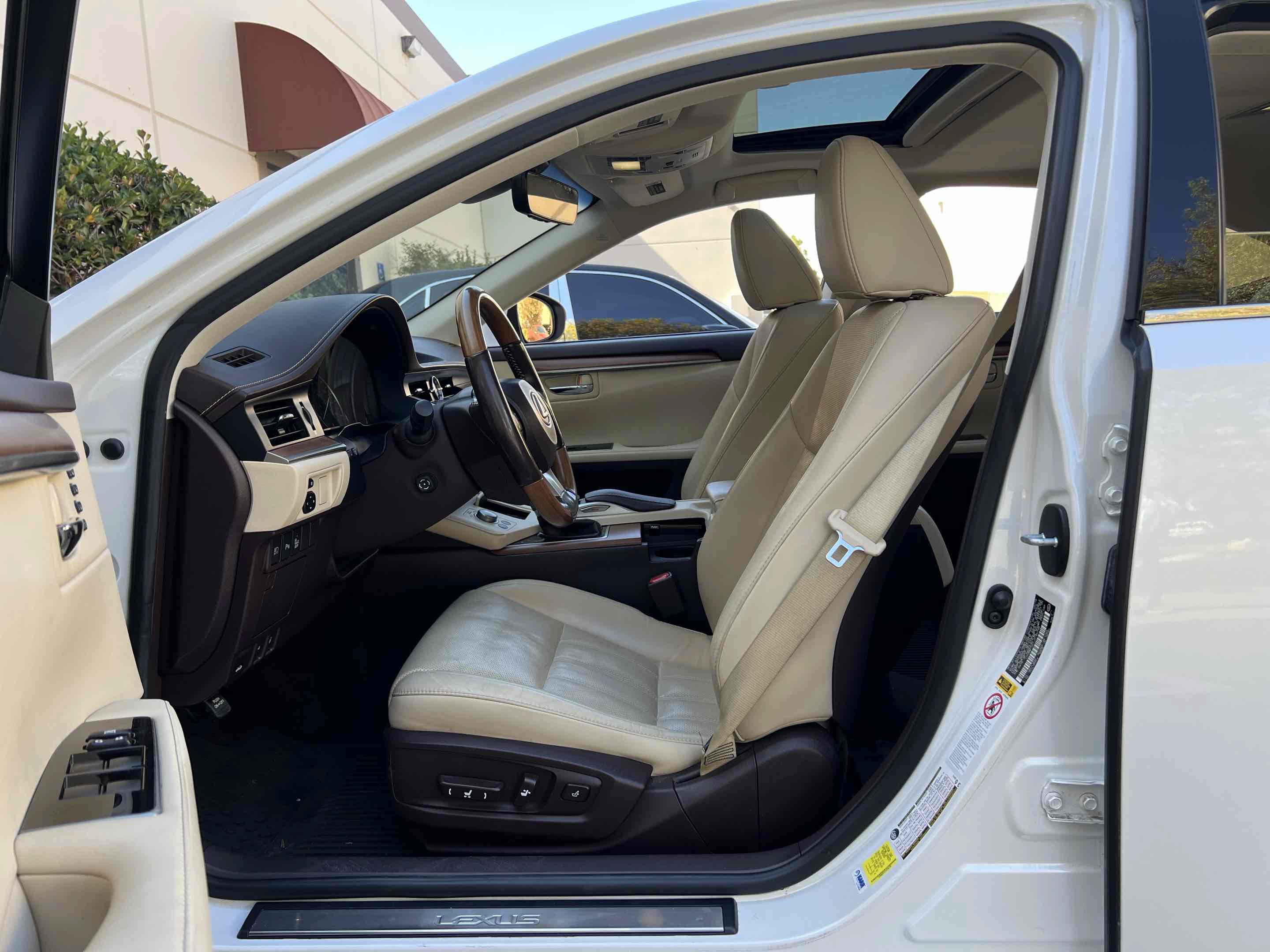 Used 2018 Lexus ES 300h w/ Luxury Package FWD image 4