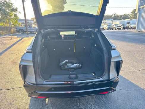 Used 2024 Cadillac Lyriq Sport image 32