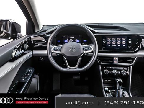 Used 2024 Volkswagen Taos SE image 5