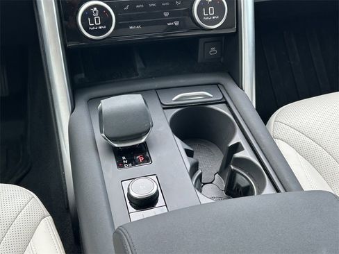 Used 2025 Land Rover Discovery S image 21