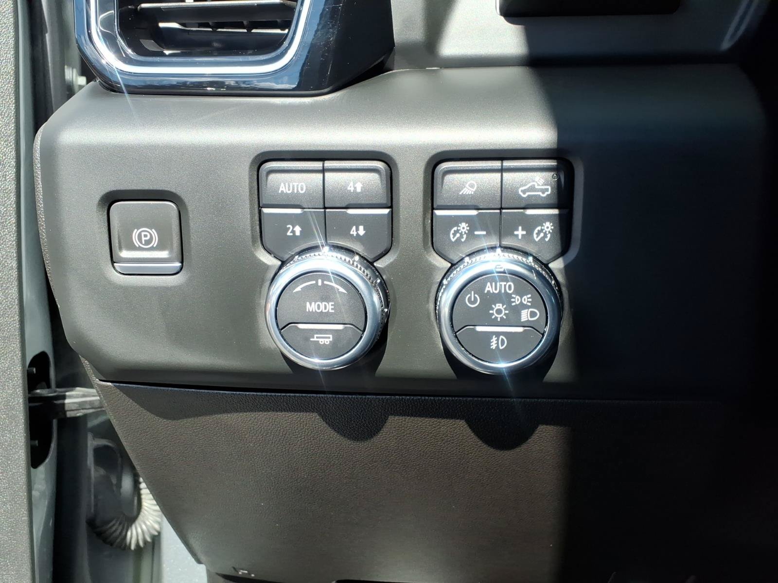 Used 2024 GMC Sierra 3500 Denali Ultimate AWD/4WD image 32