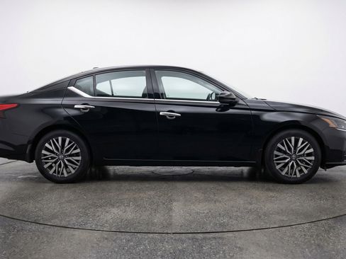 Used 2025 Nissan Altima 2.5 SV FWD image 11