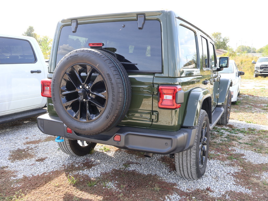 Used 2024 Jeep Wrangler Unlimited Sahara w/ Technology Group AWD/4WD image 17