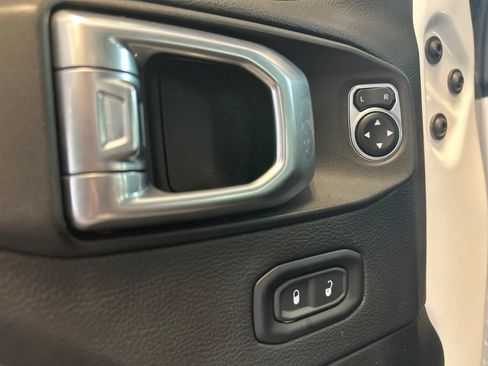 Used 2020 Jeep Wrangler Unlimited Sahara AWD/4WD image 17